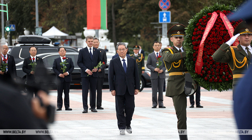 El premier chino deposita flores en el Monumento a la Victoria en Minsk 