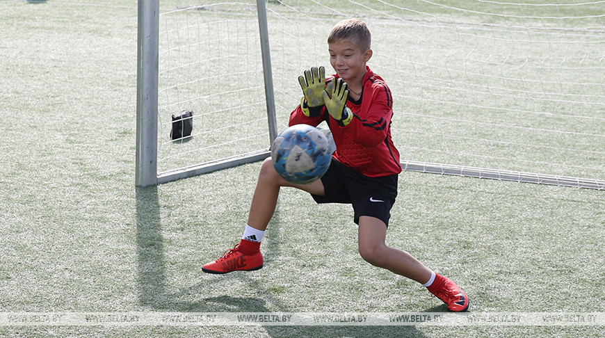  La final de las competiciones republicanas de fútbol entre
niños y adolescentes en Minsk 