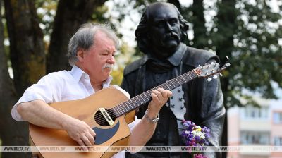 El 55º aniversario del conjunto Pesniary se celebró cerca del
monumento a Vladímir Muliavin en Minsk 