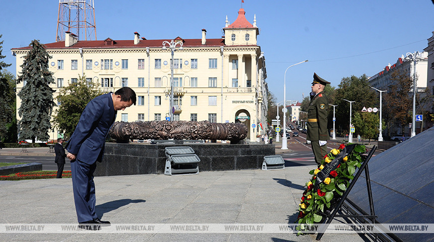 El ministro vietnamita de Seguridad Pública deposita una corona de flores en el Monumento a la Victoria de Minsk 