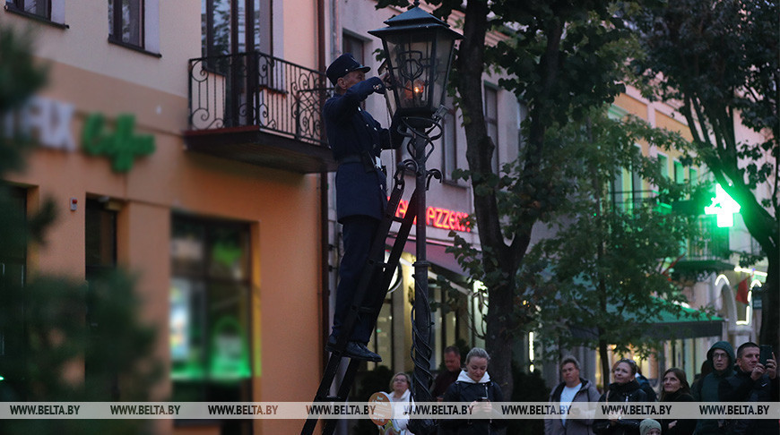 Un antiguo ritual de encendido de farolas en Brest 