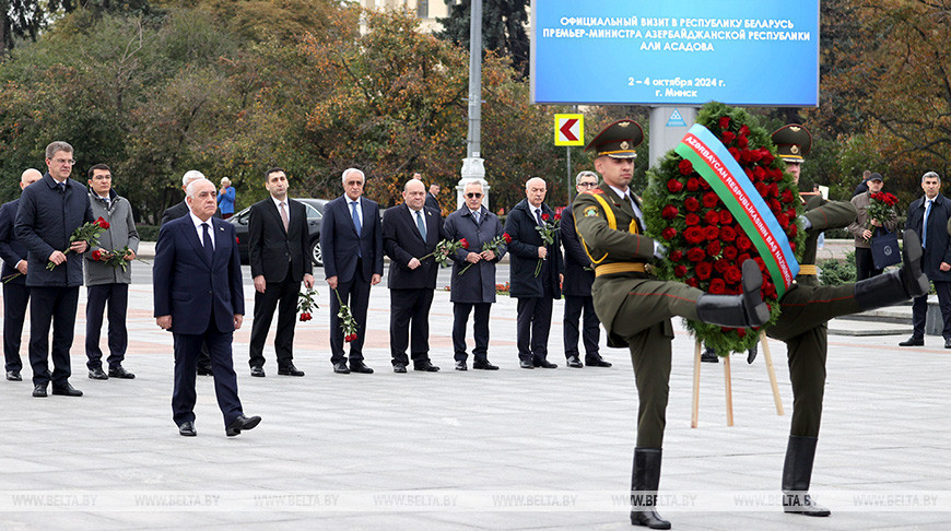 El premier azerbaiyano deposita una corona de flores en el Monumento a la Victoria en Minsk 