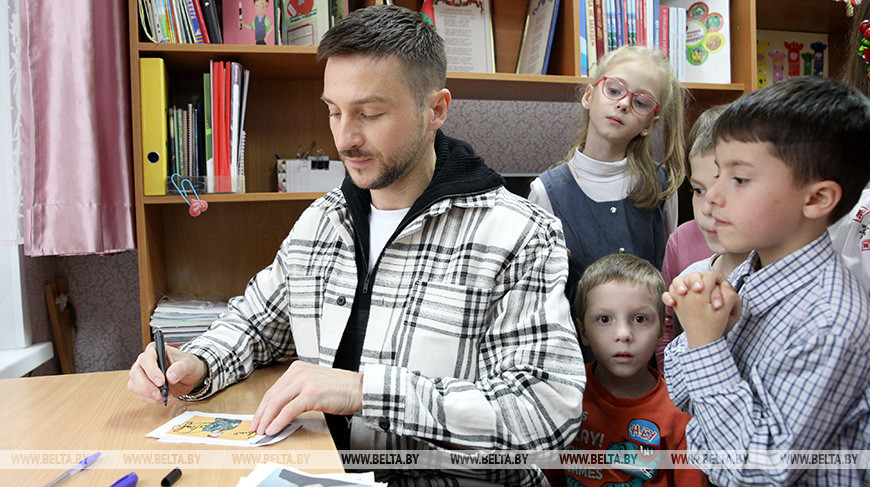 Serguéi Lázarev visitó un centro socio-pedagógico de Minsk 