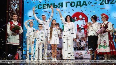 La familia Savchuk, de la provincia de Grodno, gana el
primer premio de la Familia del Año 