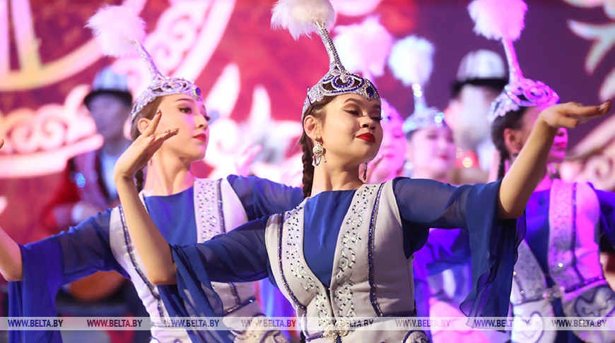 Concierto de gala de los artistas de Kirguistán en Minsk 