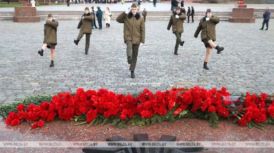 Cada año en Moguiliov, 650 escolares están de guardia cerca de la Llama Eterna 