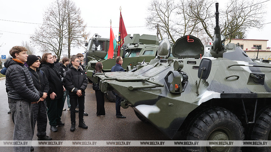 Los escolares de Vítebsk visitaron la Unidad Militar nº 5524 