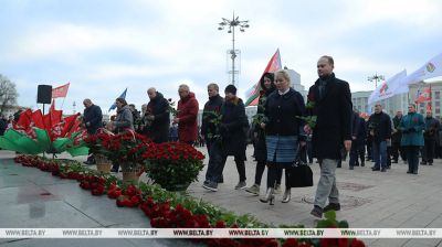 La colocación de flores al pie del monumento a Lenin en Minsk 