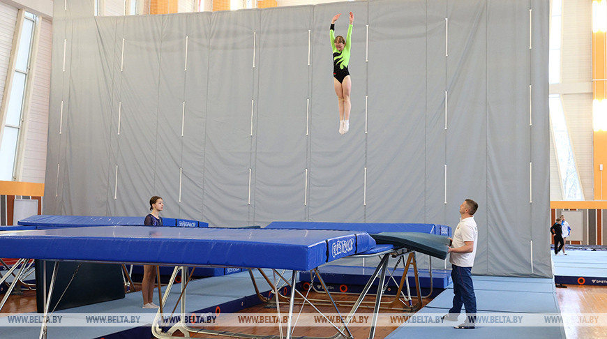 Más de 150 atletas participan en competiciones internacionales de trampolín en Vítebsk 