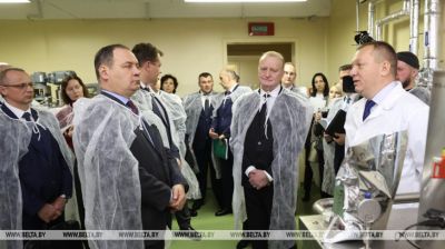 Golóvchenko visitó el Instituto de Microbiología de la Academia Nacional de Ciencias 