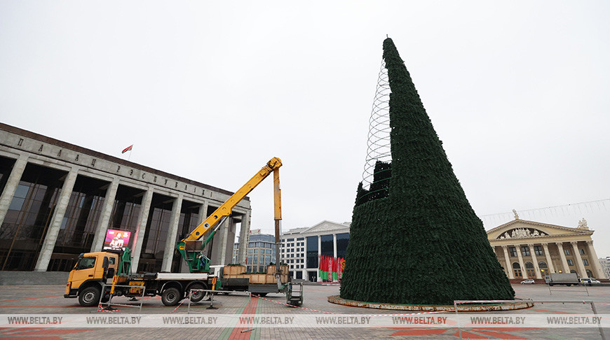 En la plaza Oktiábrskaya de Minsk se está instalando el principal árbol de Navidad del país 