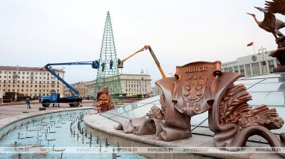 Instalación del árbol de Año Nuevo en la Plaza de la Independencia de Minsk 