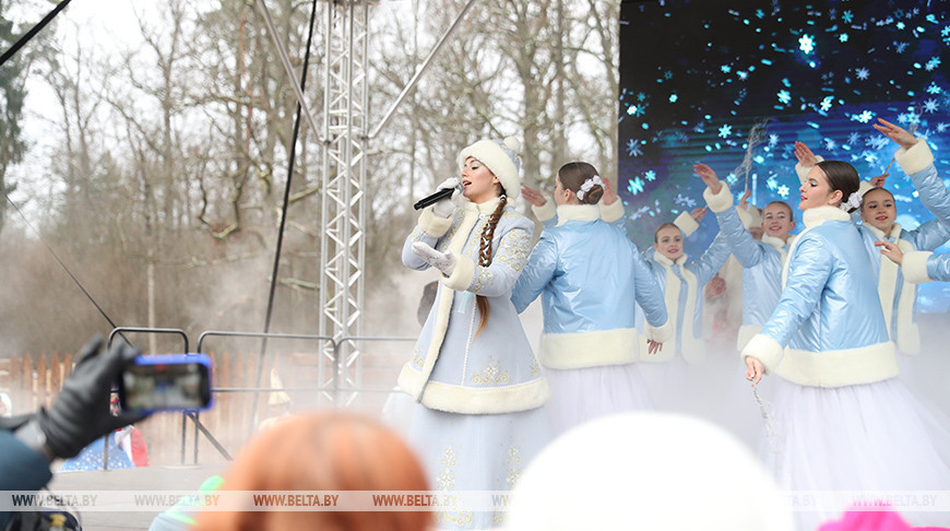 Snegúrochka fue recibida en la finca de Ded Moroz en Belovézhskaya
Puscha 