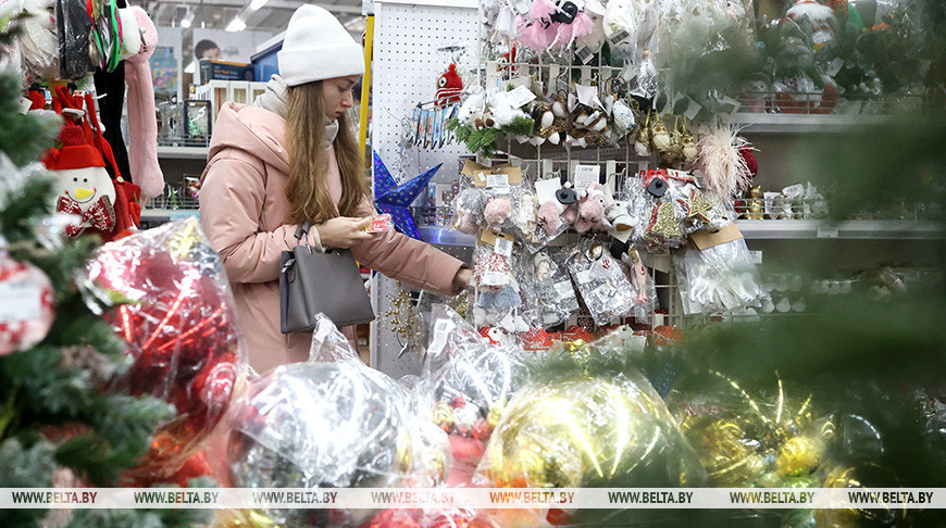 Sigue un comercio activo de adornos navideños