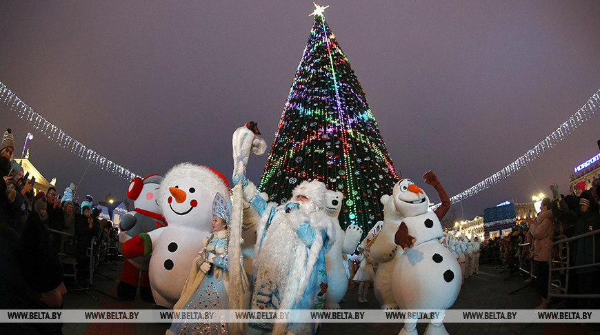 El principal Árbol de Navidad del país brilló en Minsk 