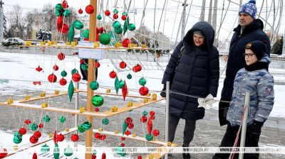Un callejón de árboles de Navidad creativos apareció en Vítebsk