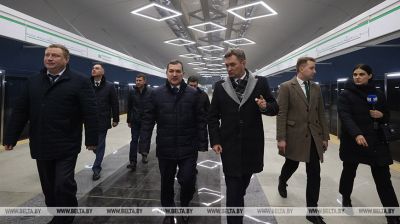 La delegación de Novosibirsk se familiariza con nuevas estaciones de metro de Minsk