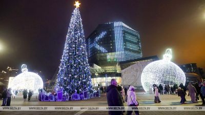 Una feria de invierno cerca de la Biblioteca Nacional de Belarús