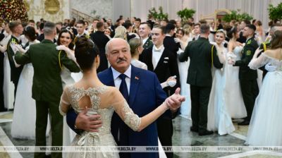 Lukashenko participó en el Baile de Año Nuevo en el Palacio de la Independencia