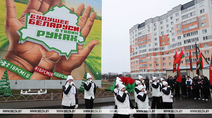 Inaugurado en Mózyr el mural “El futuro de Belarús está en tus manos”