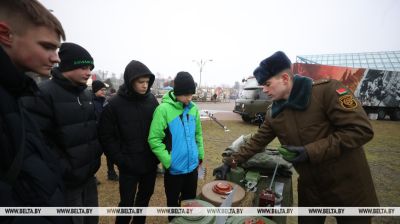  La exposición de armamento y equipos militares especiales en
el Maratón de la Unidad en Grodno 