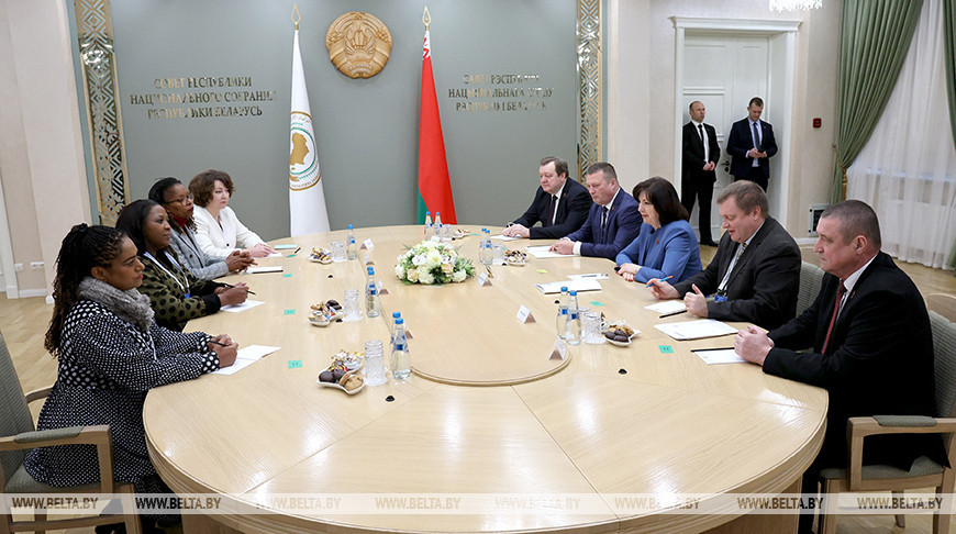 Kochánova se reúne con observadores internacionales 