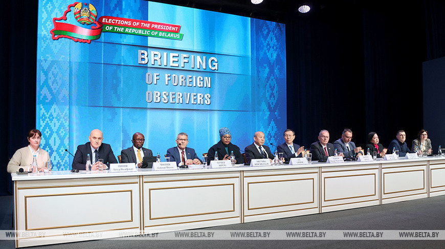 La reunión informativa de los observadores extranjeros en el Centro de Información de la CEC 