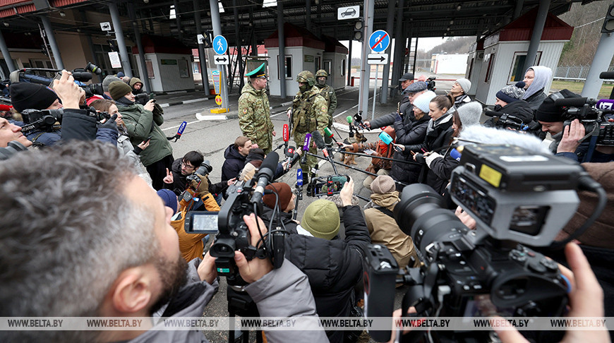 Los periodistas extranjeros visitan la frontera belaruso-ucraniana 