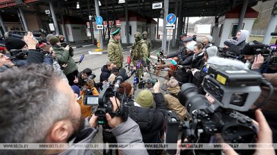 Los periodistas extranjeros visitan la frontera belaruso-ucraniana 