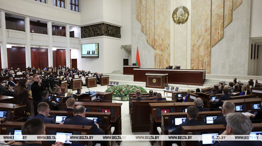 Sergueyenko se reunió con los autores del libro "Nuestro Presidente" en la Sala Oval de la Casa de Gobierno 