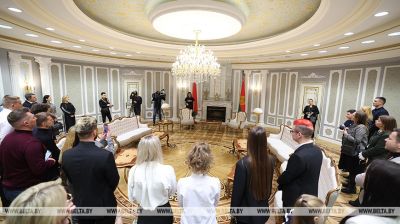 Los blogueros participantes en el Maratón de la Unidad visitaron el Palacio de la Independencia