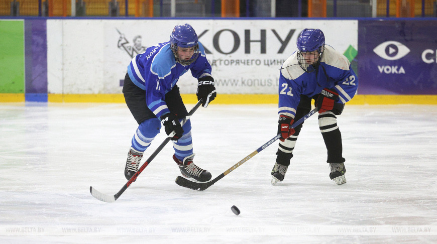 Las competiciones entre jóvenes jugadores de hockey en Lida