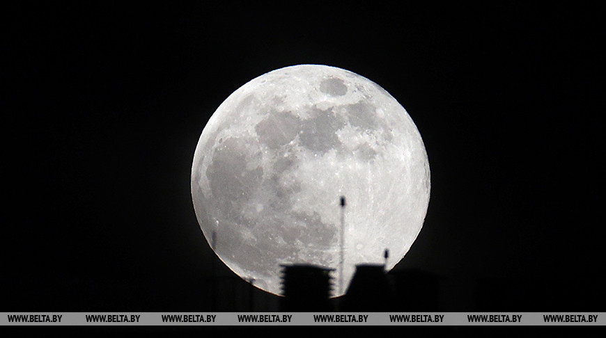 La Luna de Nieve en el cielo nocturno de Belarús 
