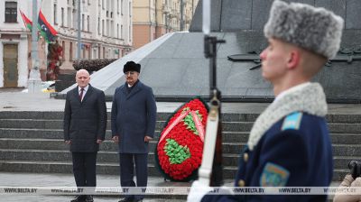 El comandante supremo del
Ejército Nacional Libio depositó una corona de flores en el Monumento a la
Victoria de Minsk 