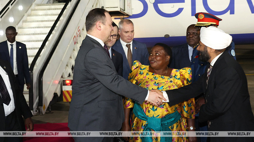 Golóvchenko llega en
visita oficial a Uganda 