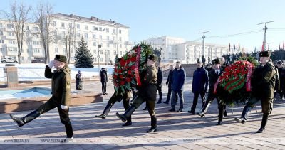 Una ceremonia de
colocación de flores con motivo del Día del Defensor de la Patria en Vítebsk 