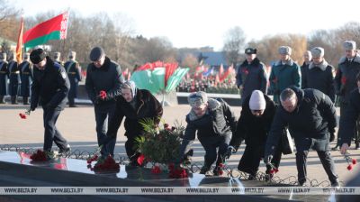 La colocación de flores en
la Fortaleza de Brest en vísperas del 23 de febrero 