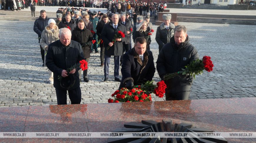 En Moguiliov se celebró
una ceremonia de colocación de flores 