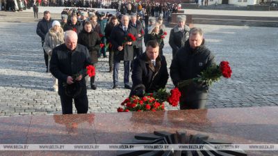 En Moguiliov se celebró
una ceremonia de colocación de flores 