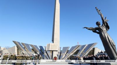 En el Día del Defensor de
la Patria se depositaron flores en la estela Minsk – Ciudad Heroica 
