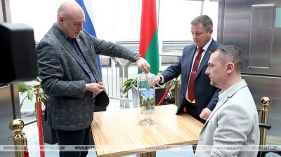 En el Aeropuerto Nacional de Minsk se instaló una caja para recoger monedas destinadas al monumento a los héroes de la Gran Guerra Patria