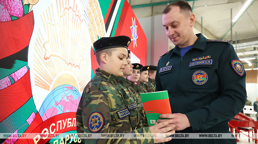Socorristas de Minsk entregaron la Constitución a 30 niños