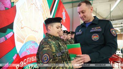 Socorristas de Minsk entregaron la Constitución a 30 niños