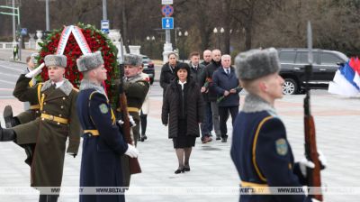 La delegación parlamentaria de la República Srpska depositó una corona de flores en el Monumento a la Victoria en Minsk 