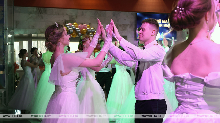 El primer baile de primavera se celebró en la Academia del Ministerio del Interior 