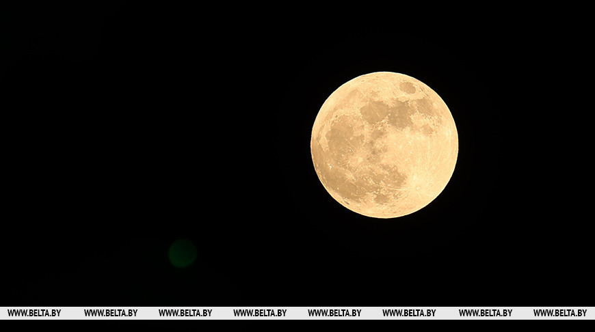  La Luna Rosa en el cielo nocturno de Grodno
 