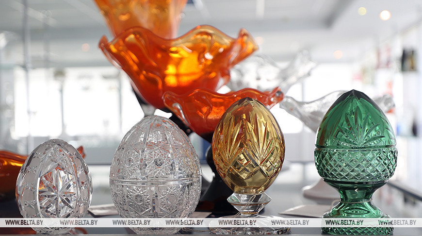 La fábrica Neman hace joyeros de cristal en forma de huevo