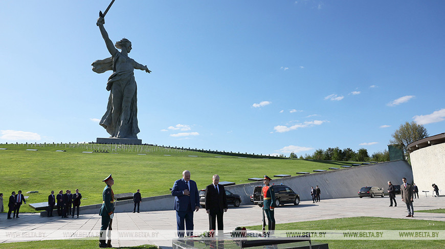 Lukashenko y Putin depositaron flores en Mamáyev Kurgán