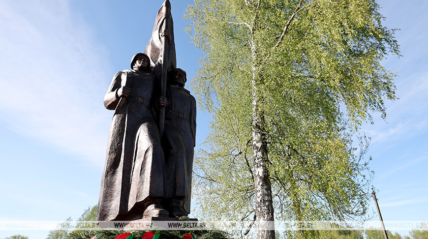 Un monumento a los soldados y partisanos muertos durante la
Segunda Guerra Mundial inaugurado tras la reconstrucción en la región de Ushachi 