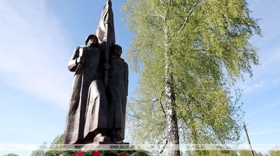 Un monumento a los soldados y partisanos muertos durante la
Segunda Guerra Mundial inaugurado tras la reconstrucción en la región de Ushachi 